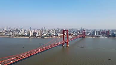 大气武汉鹦鹉洲长江大桥航拍风景视频视频的预览图